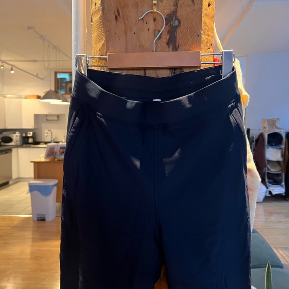 Lululemon fleece jogger pant size 4 - Picture 4 of 4